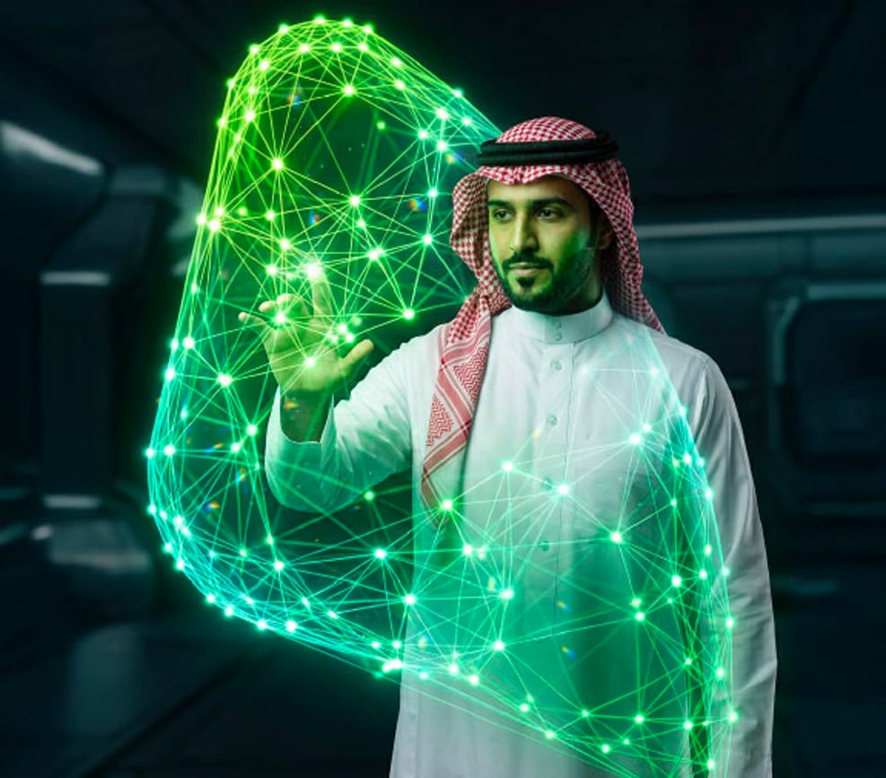 رجل أعمال محاط بشبكة رقمية من الخدمات المتصلة وأيقونات الاتصال اللاسلكي