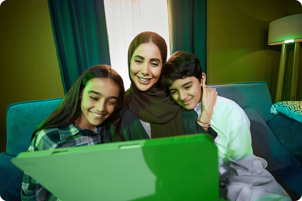 عائلة تستخدم جهازًا لوحيًا معًا في المنزل مع إضافة جوال من سلام للحصول على بيانات إضافية وصلاحية إضافية